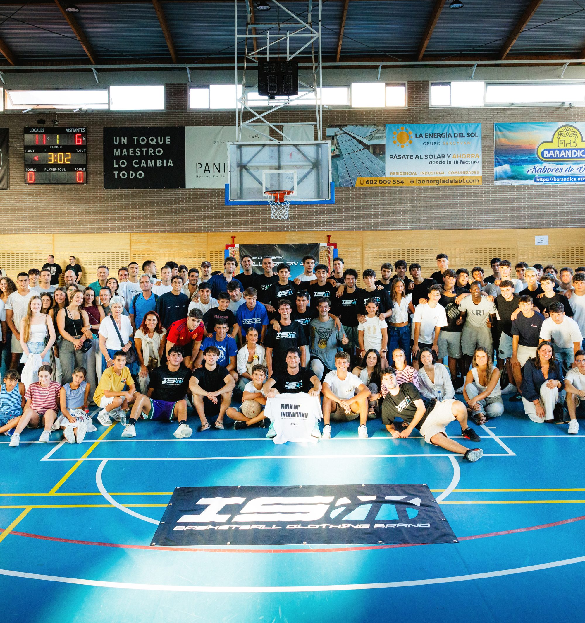 Foto de grupo con todos los asistentes al primer torneo 1v1 de ISO en la cancha